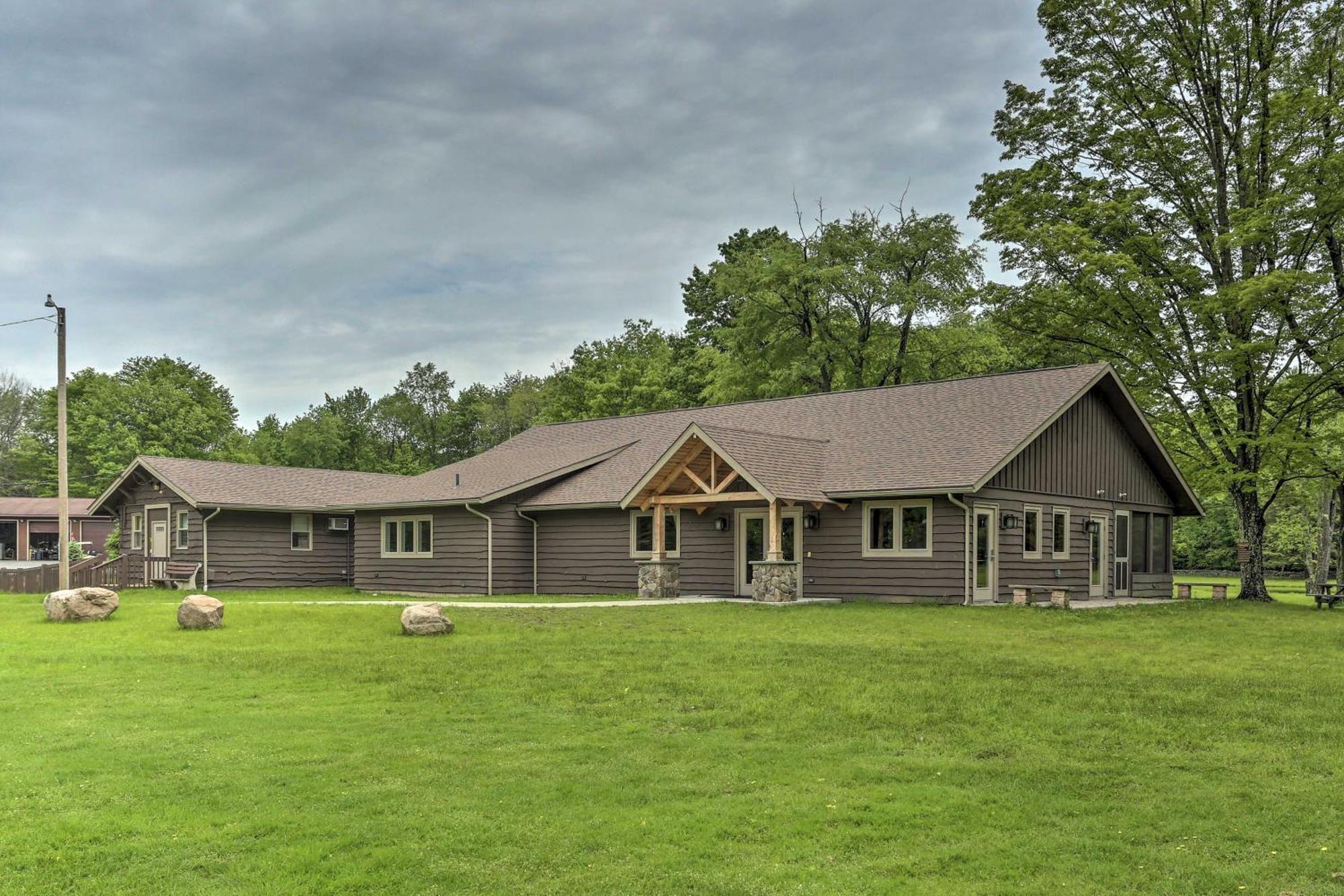 Wallenpaupack Fall Getaway With Deck!