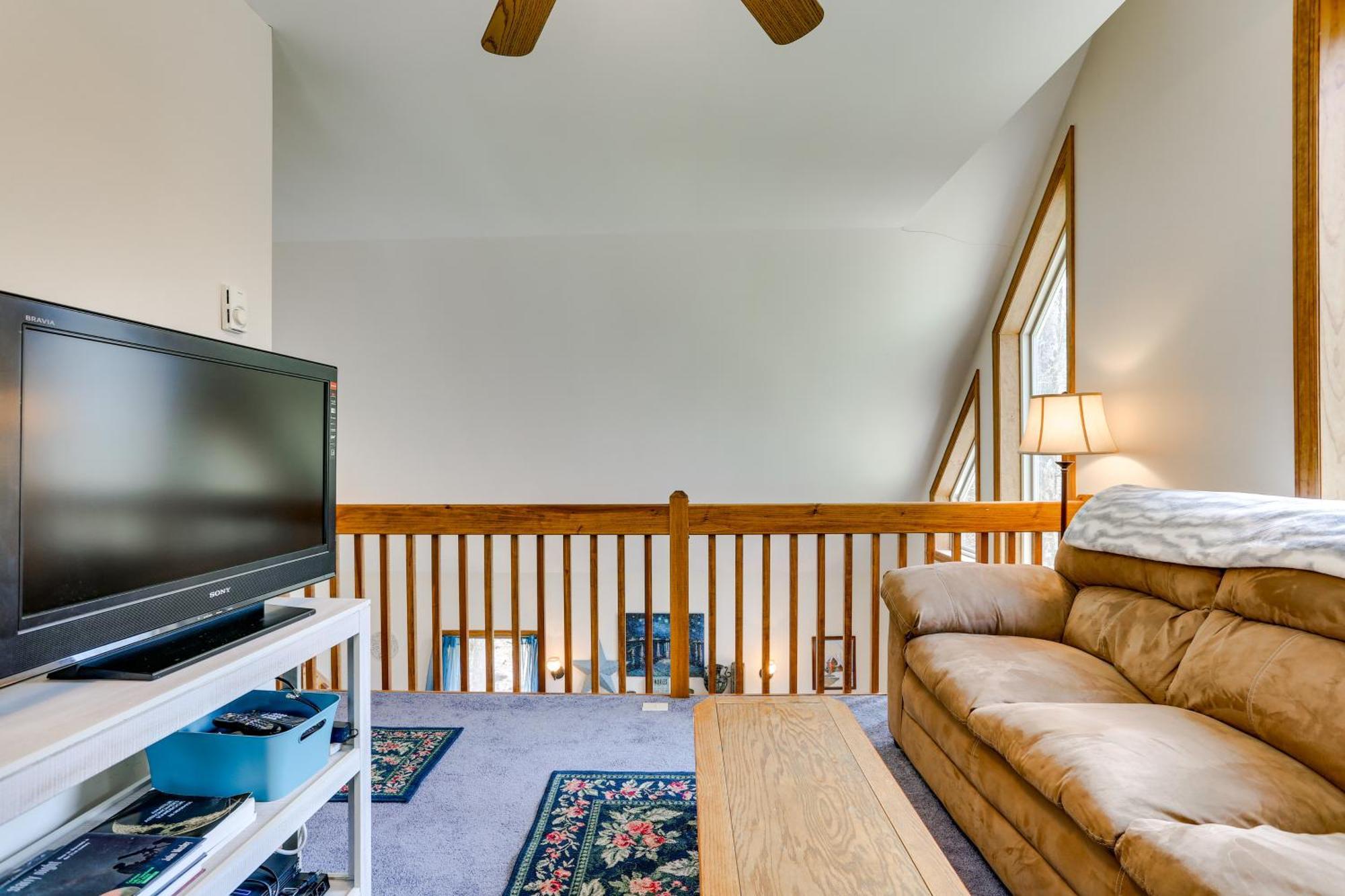 Wallenpaupack Fall Getaway With Deck! Lake Ariel