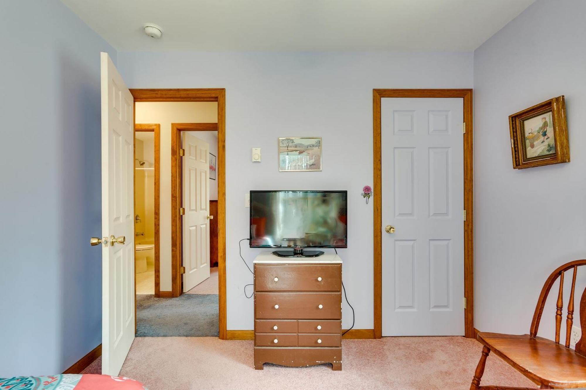 Holiday home Wallenpaupack Fall Getaway With Deck! *