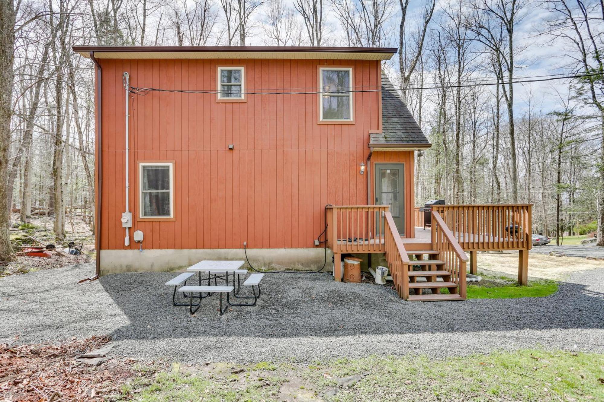 Wallenpaupack Fall Getaway With Deck!