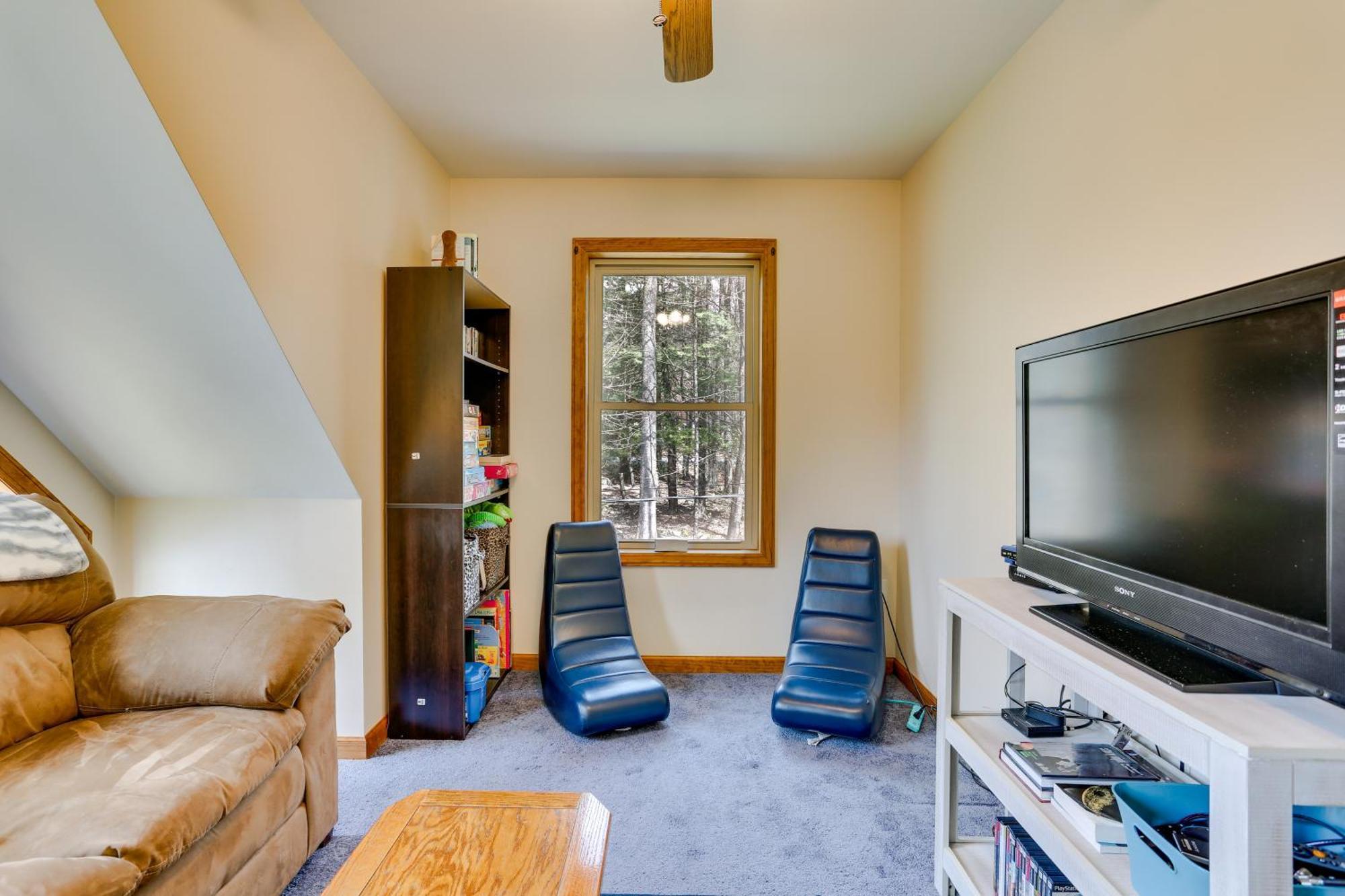 Wallenpaupack Fall Getaway With Deck!