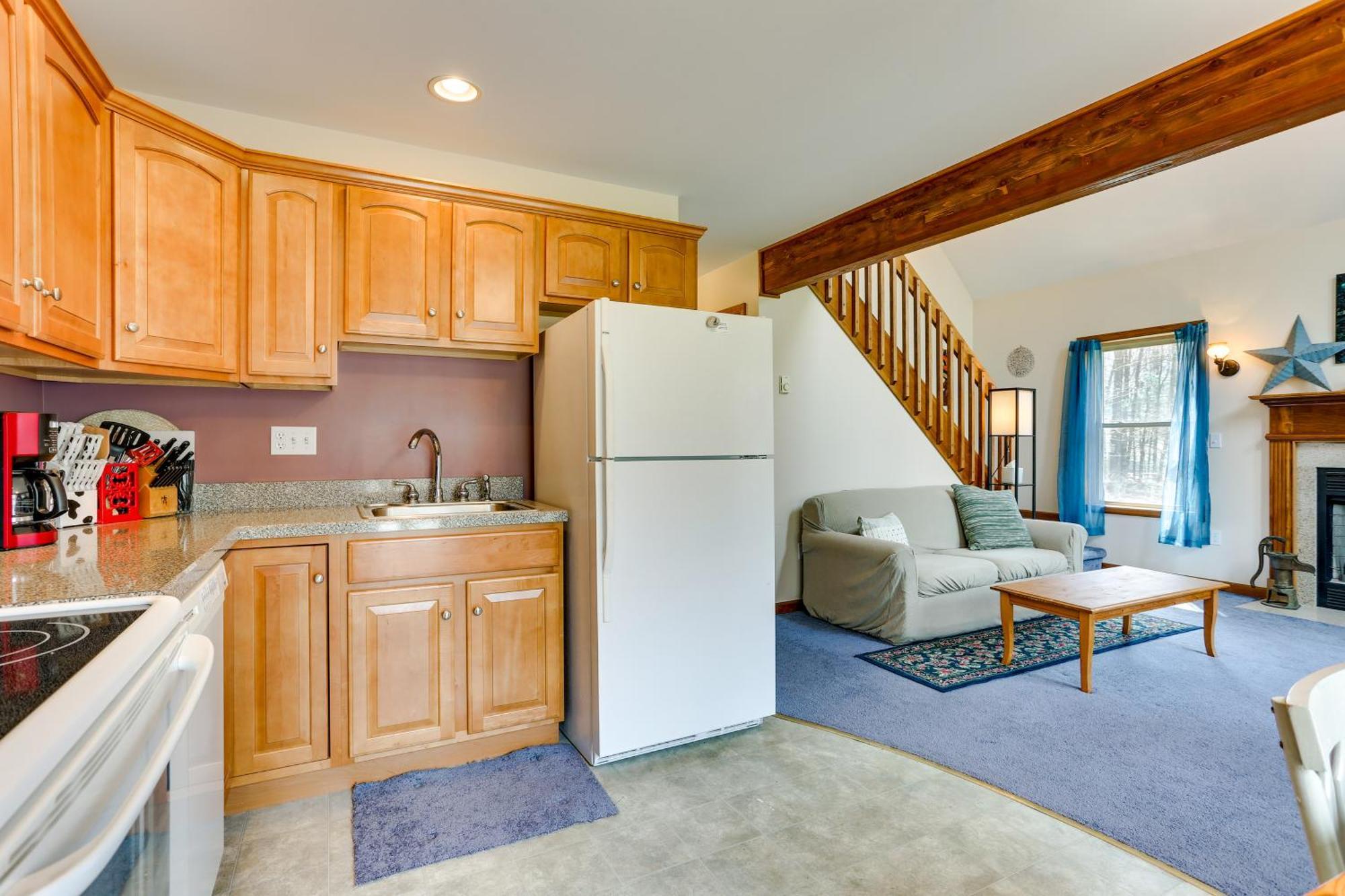 Wallenpaupack Fall Getaway With Deck! Lake Ariel