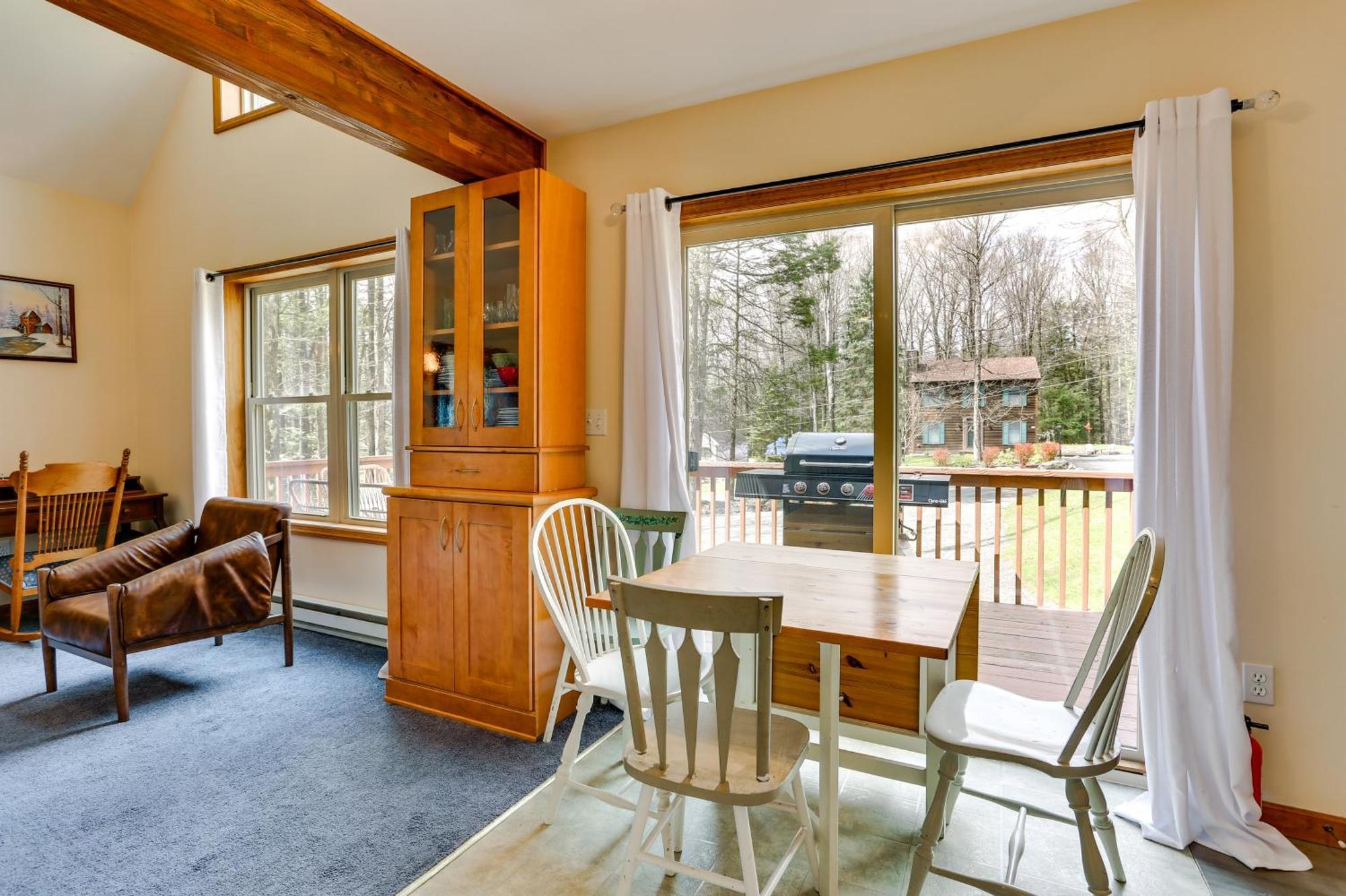 Wallenpaupack Fall Getaway With Deck!