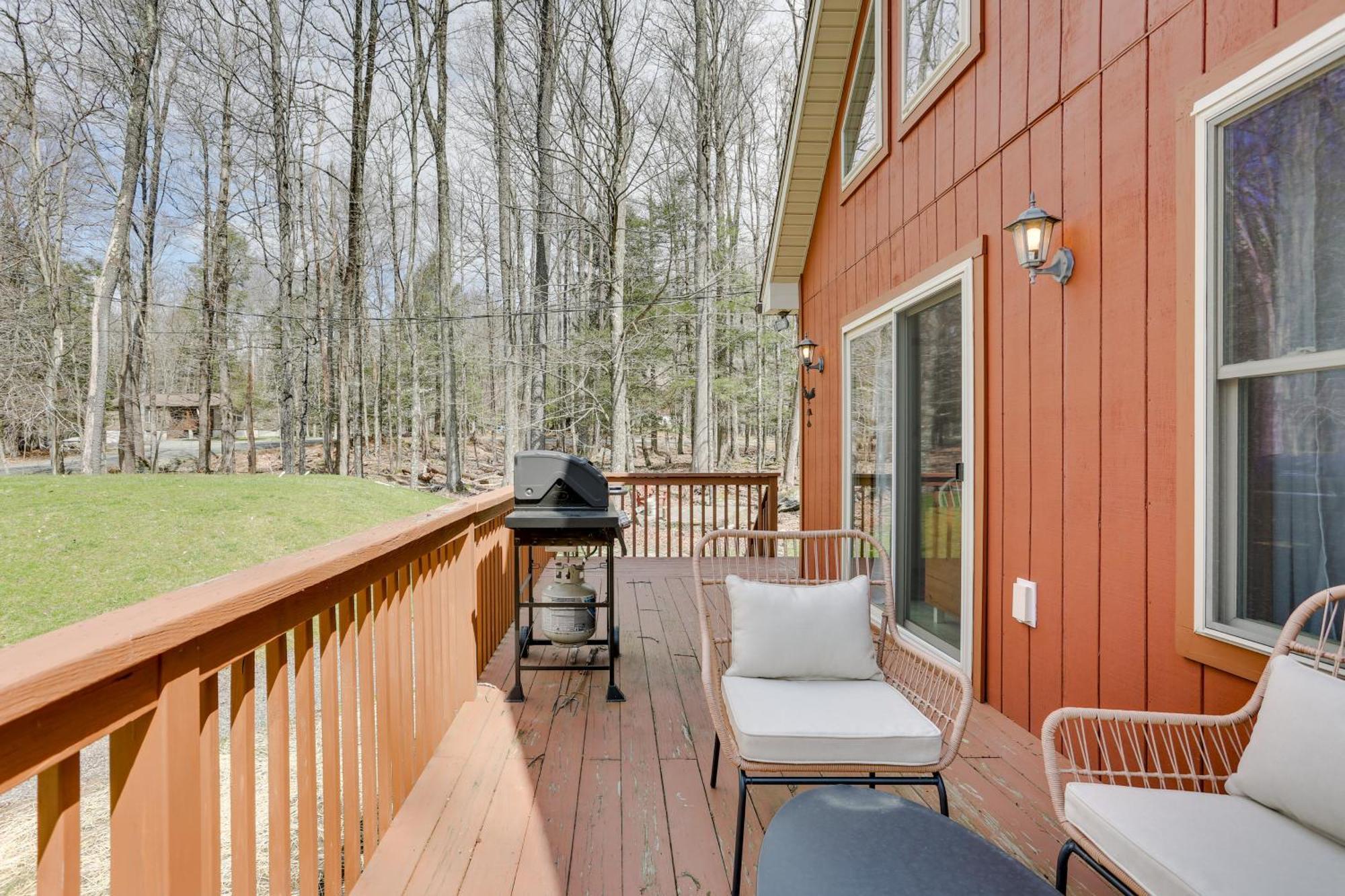 Wallenpaupack Fall Getaway With Deck! Lake Ariel