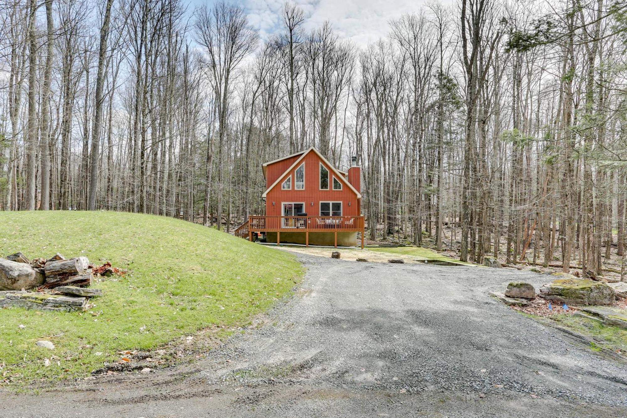 Wallenpaupack Fall Getaway With Deck! Lake Ariel
